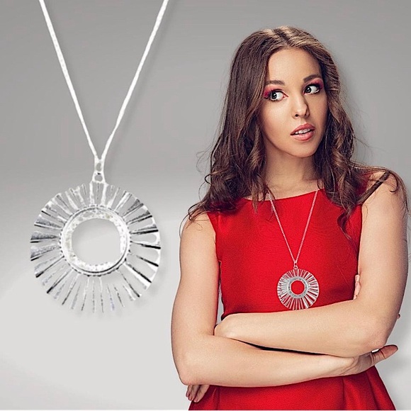 Jewelry - Necklace Silver 𝓒𝓱𝓲𝓬𝓵𝔂 𝓒𝓮𝓷𝓽𝓮𝓻𝓮𝓭 𝓦𝓱𝓲𝓽𝓮 𝓝𝓮𝓬𝓴𝓵𝓪𝓬𝓮•